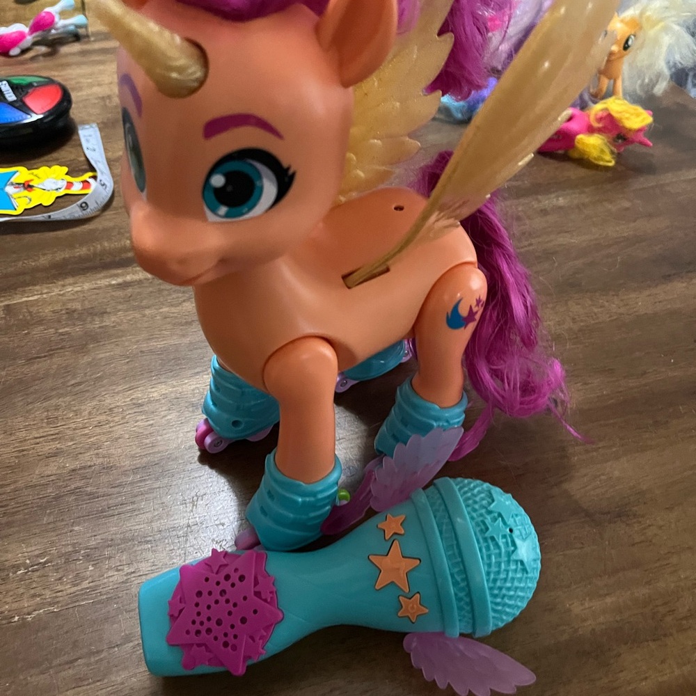 Hasbro My Little Pony Sing and Skate Sunny Starscout